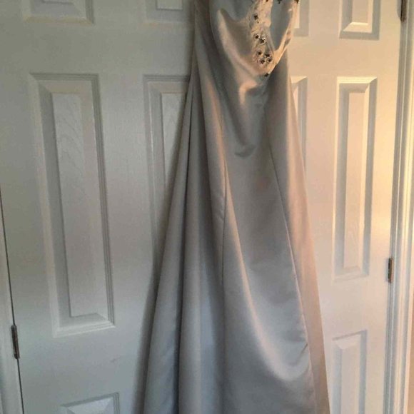 Dresses and Gowns for the Holiday Season - Picture 15 of 16